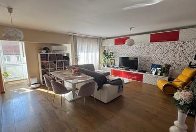 Apartament cu 3 camere decomandat, mobilat în Nicolina