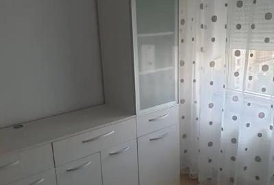 Apartament cu 3 camere semidecomandat în Tineretului