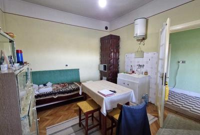 Casă cu 4 camere cu Canalizare în Central