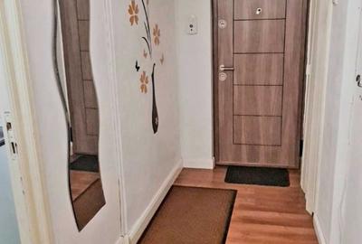 Apartament cu 3 camere decomandat în Coman