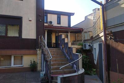 Casă cu 9 camere cu Garaj în Tomis II - 1