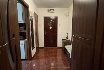 Apartament cu 3 camere semidecomandat în Giurgiului