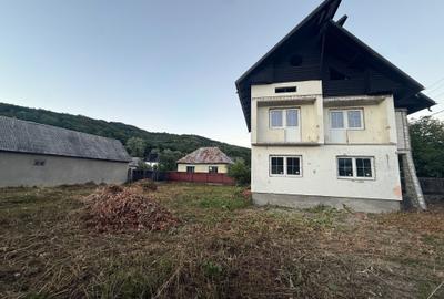Casă cu 4 camere în Vișeu de Jos