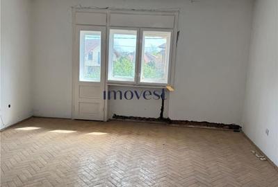 Casă cu 5 camere cu Teren 400 Mp în Titulescu