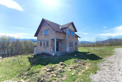 Casă cu 5 camere cu Teren 295 Mp în Central