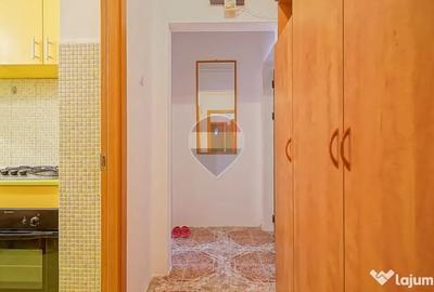 Apartament cu 3 camere semidecomandat în Central