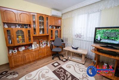 Apartament cu 3 camere semidecomandat în Neptun