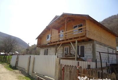 Casă cu 3 camere cu Teren 380 Mp în Central - 1