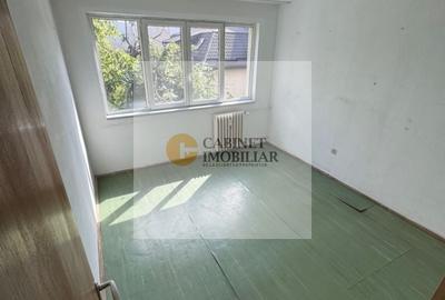 Apartament cu 3 camere semidecomandat în Apusului