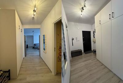 Apartament cu 3 camere decomandat în Exterior Vest