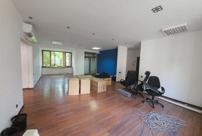 Apartament cu 4 camere semidecomandat în Dorobanți