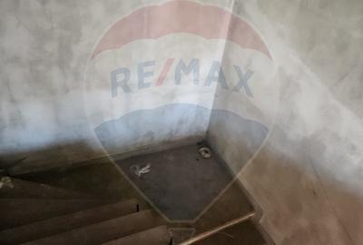 Casă cu 6 camere cu Teren 250 Mp în Central