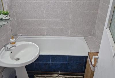 Apartament cu 4 camere decomandat în Rovine