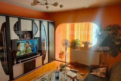 Apartament cu 3 camere semidecomandat, mobilat în Central