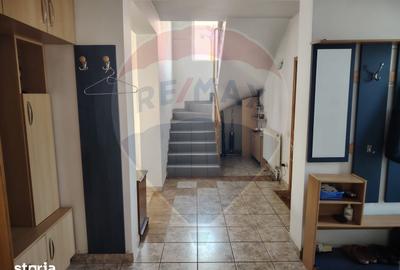 Casă cu 8 camere cu Teren 800 Mp în Central