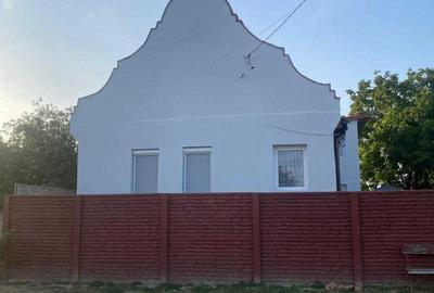 Casă cu 4 camere în Drăgoiești