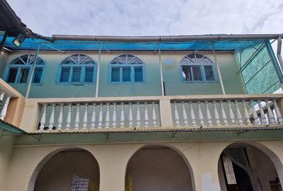 Casă cu 6 camere cu Teren 223 Mp în Central
