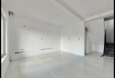 Casă cu 5 camere cu Teren 170 Mp în Lumina