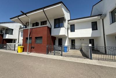 Duplex cu 4 camere cu Canalizare în Central