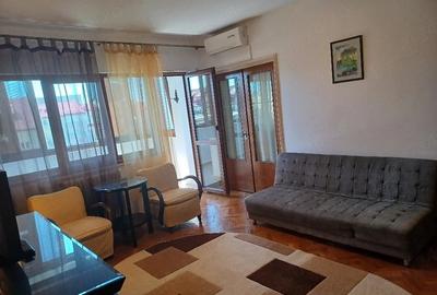 Apartament cu 3 camere semidecomandat, mobilat în Centrul Civic