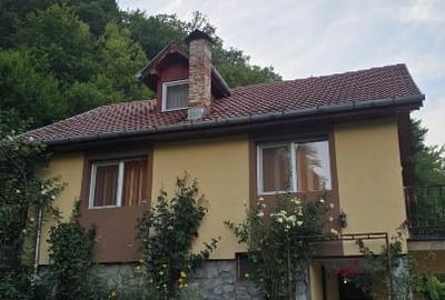 Casă individuală cu 5 camere cu Teren 935 Mp în Central