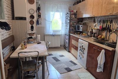 Apartament cu 4 camere decomandat în CET