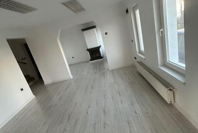 Casă cu 4 camere decomandat în Nord