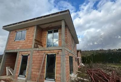 Casă cu 4 camere cu Teren 350 Mp în Central - 1