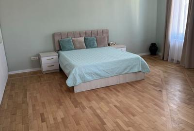 Apartament cu 3 camere decomandat în Moșilor