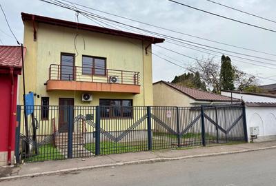 Casă individuală cu 8 camere cu Canalizare în Ion Creangă