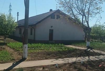 Casă individuală cu 4 camere cu Teren 4400 Mp în Oltenița