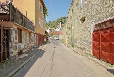 Casă cu 2 camere cu Teren 104 Mp în Schei