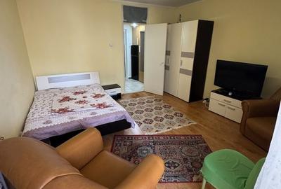 Garsonieră decomandată, mobilată în Far