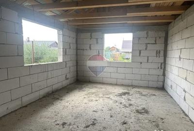 Casă cu 3 camere cu Teren 617 Mp în Slobozia (Roznov)