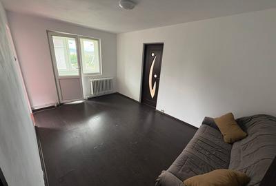 Apartament cu 2 camere semidecomandat, mobilat în Decebal