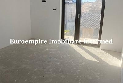 Casă cu 7 camere cu Teren 300 Mp în Exterior Est - 14