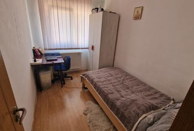 Apartament cu 3 camere semidecomandat în Tractorul