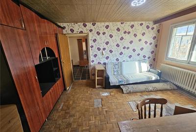 Apartament cu 2 camere semidecomandat, mobilat în Micro I - 10