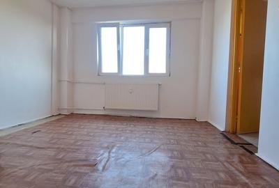 Garsonieră decomandată în Titan