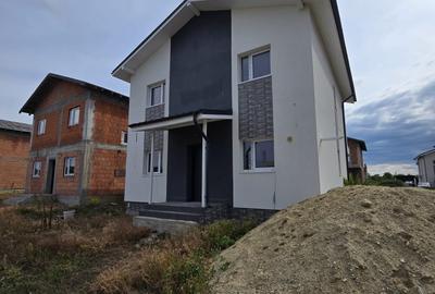Casă cu 3 camere cu Canalizare în Central