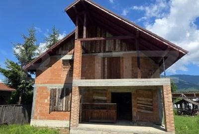 Casă cu 4 camere cu Teren 600 Mp în Central