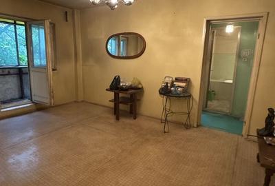 Apartament cu 3 camere semidecomandat în Rahova