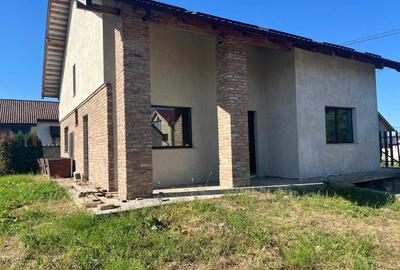 Casă cu 4 camere în Măgura