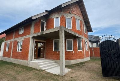 Casă cu 5 camere cu Teren 300 Mp în Sânmartin