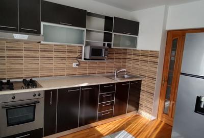 Apartament cu 3 camere decomandat, mobilat în Nerva Traian
