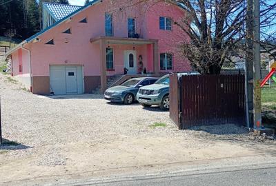 Casă cu 4 camere cu Teren 3125 Mp în Central