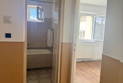 Apartament cu 3 camere semidecomandat în Central
