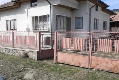 Casă individuală cu 4 camere cu Teren 998 Mp în Izvoarele - 2