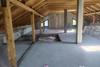 Casă cu 7 camere cu Teren 500 Mp în Central