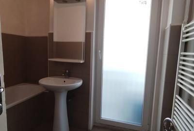 Apartament cu 4 camere în Romană